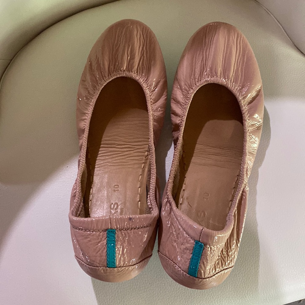 Tan tieks. Perfect for work and commuting.